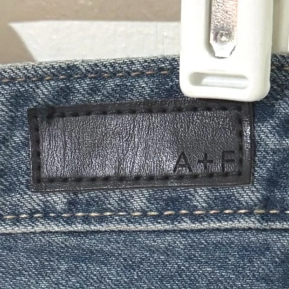 Vintage Abercrombie & Fitch Womens Medium Wash Raw Hem Denim Mini Skirt Size 27 - Picture 3 of 4